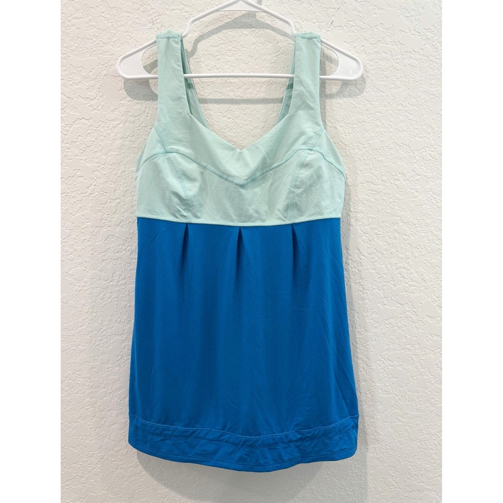 lululemon Woman's Tame Me Top  Blue/Aqua Color Block Scoop Neck Stretch Size 8